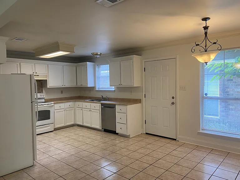 2123 Colorado St — Photo 2