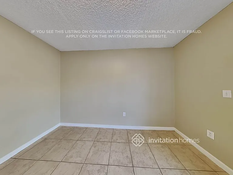 1633 SW 138th Pl — Photo 4