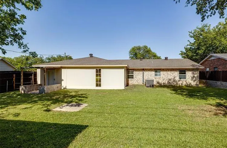 4 bed, 2000 sqft, $2,300 — Photo 3