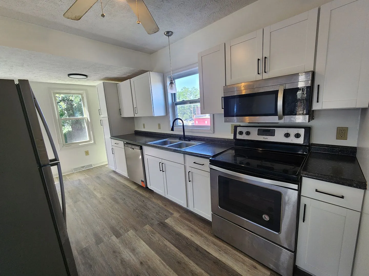Beautifully Update 4 Bedroom House For Rent in Firestone Park — Photo 2