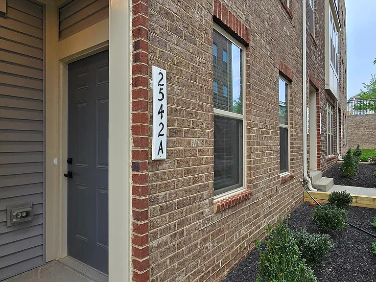 2542A Verona Pl — Photo 2