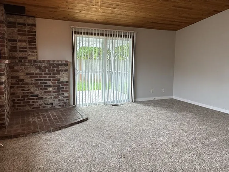 2142 Maplewood Dr S — Photo 2