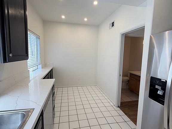 5th image of 5145 Yarmouth Ave Unit 4
