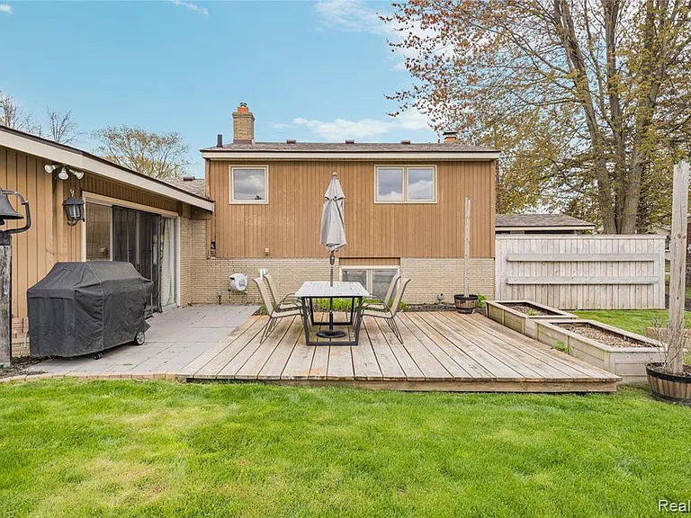 38027 Mallast St — Photo 49