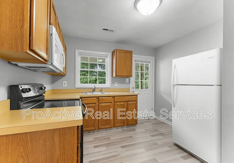 1415 Commerce Ave #1 — Photo 9