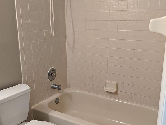 TUB in hall bath & Superclean!