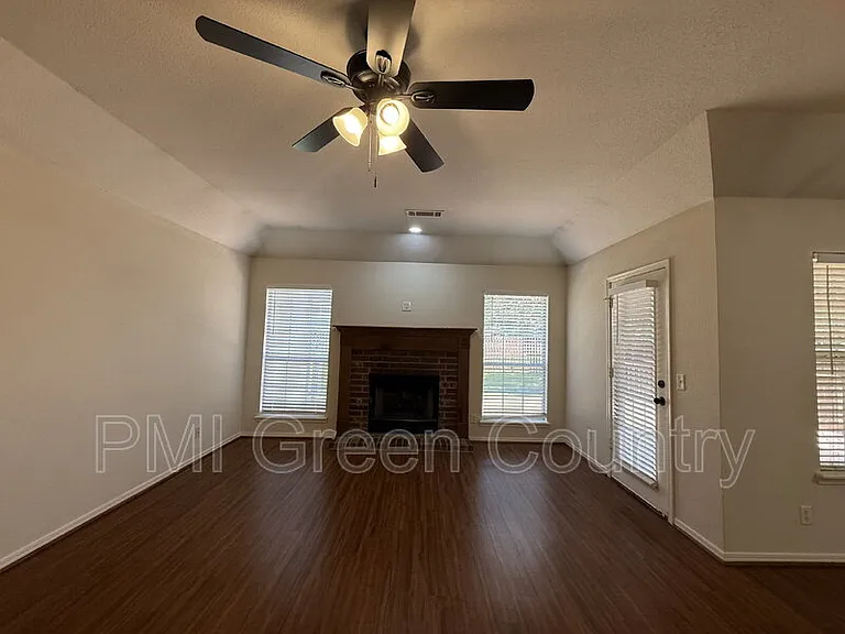 1800 W Jefferson St — Photo 8