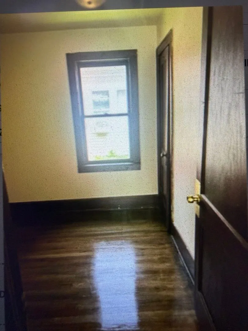 Large 5 Bedroom, 2 Full Bathroom single family home on a quiet block. Ready by 11/15! — Photo 4
