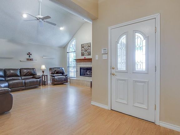 3rd image of 804 Boxwood Dr