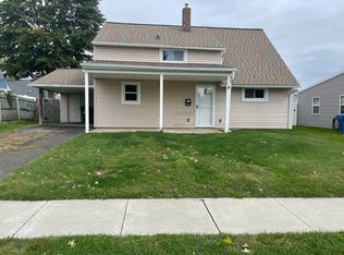 16 Greenbrier Rd, Levittown, PA 19057