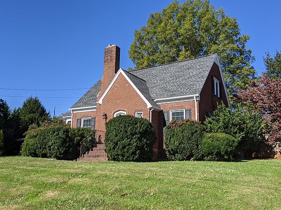 3rd image of 210 Hillcrest Dr