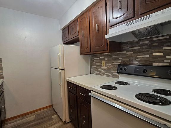 2nd image of 2221 Boles St #2
