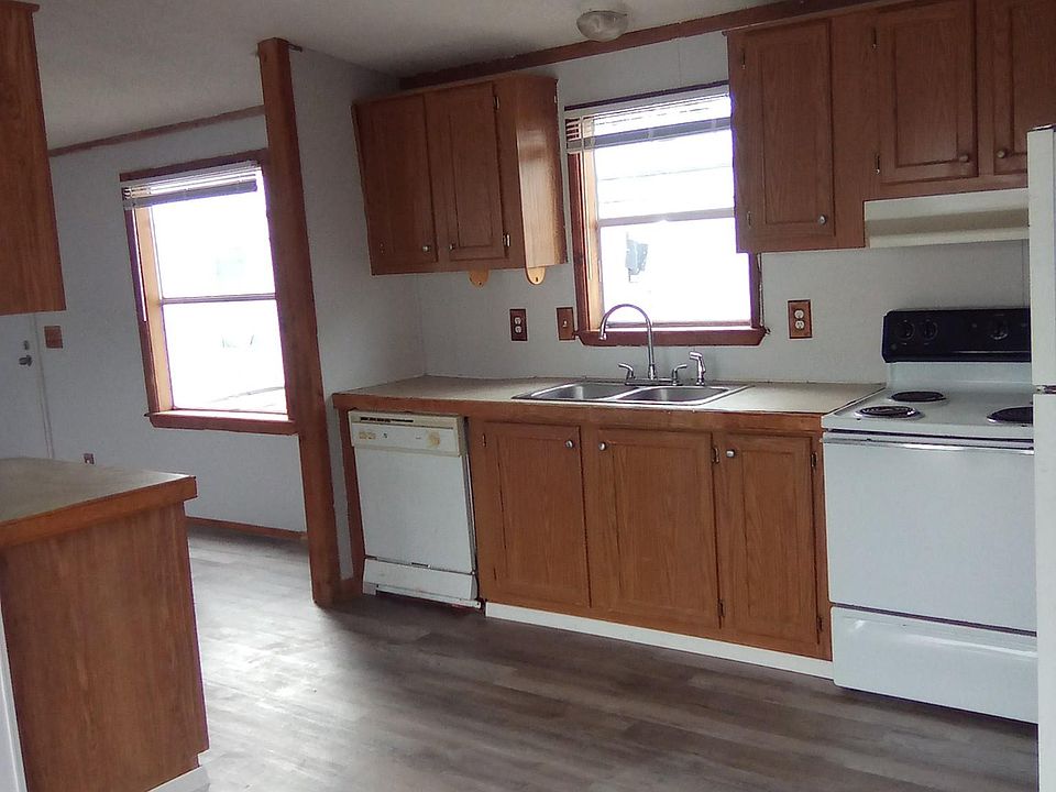 Another picture of the kitchen from a different angle