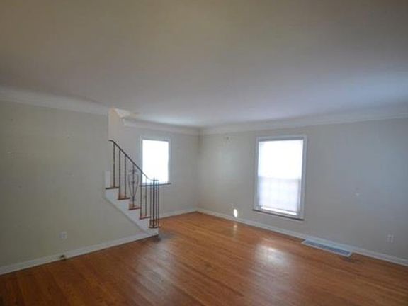 5th image of 13829 Wainstead Ave