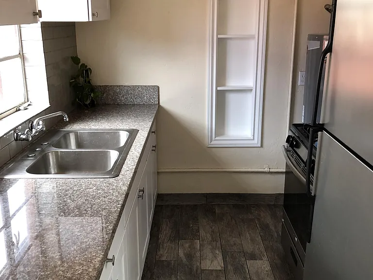 1033 E 9th St — Photo 2