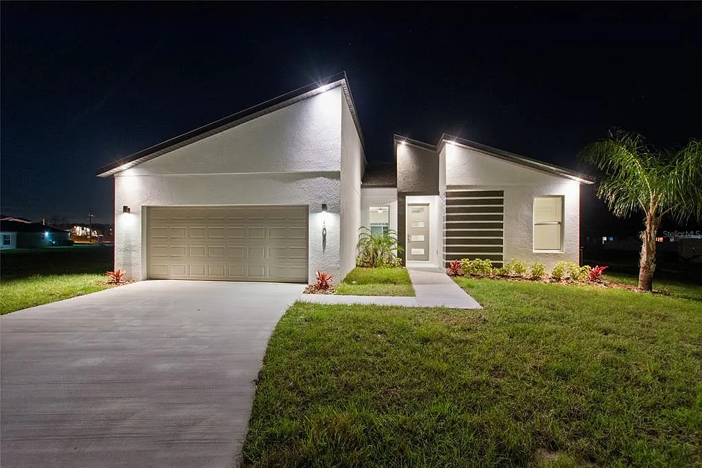 4 bed, 2.0 bath, 1670 sqft, $1,995 — Photo 2