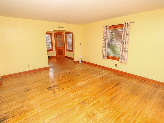 3rd image of 2930 Meadowland Dr