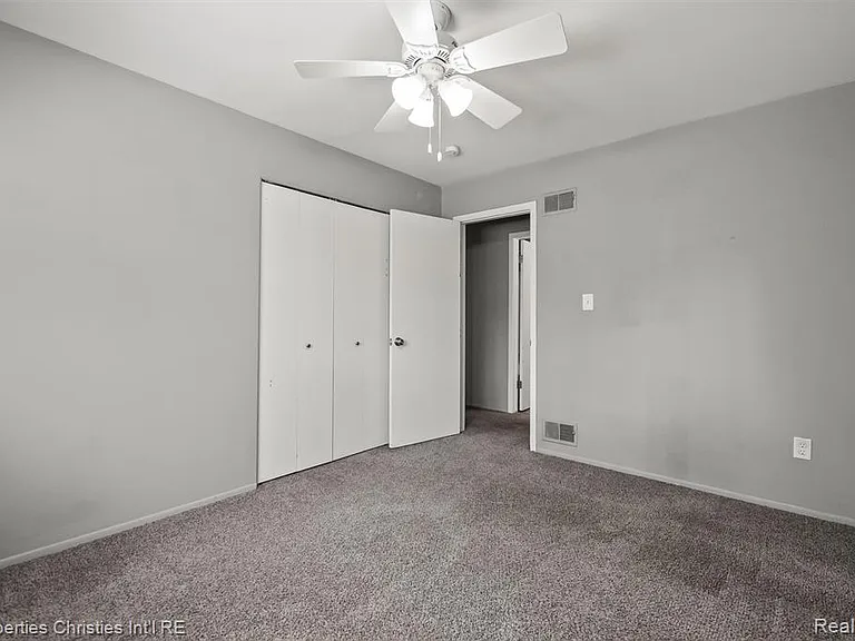 215 Woodsboro Dr — Photo 10