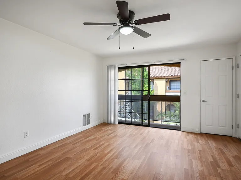 5170 S Jones Blvd #206-16 — Photo 1