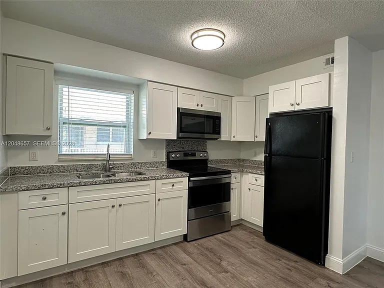 2401 NW 9th Ave #3 — Photo 3