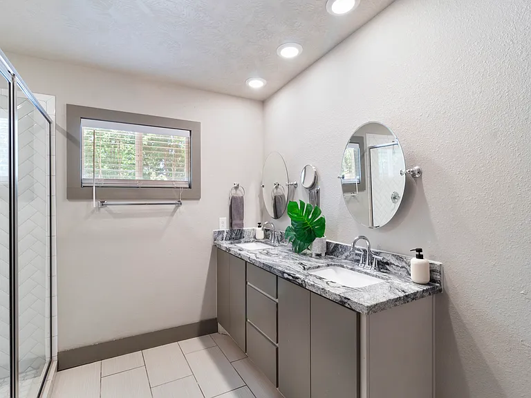 102 Moss St — Photo 22