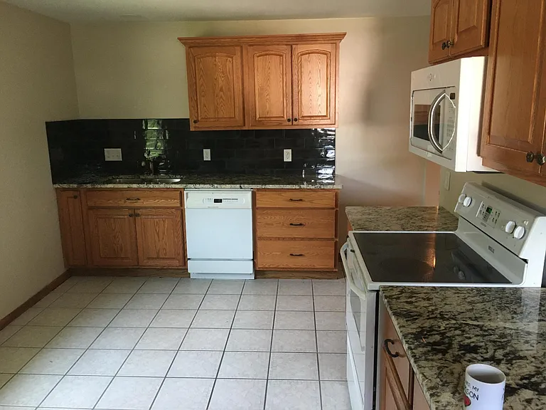 560 Kelly St — Photo 5