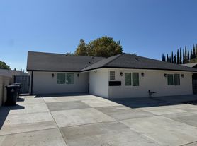 22812 Saticoy St, Canoga Park, CA