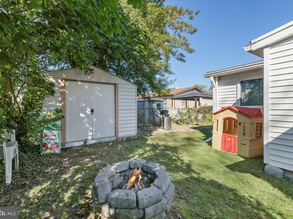 81 River Dr, Toms River, NJ 08753