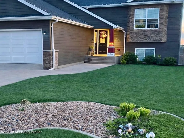 2685 Prairie Oak Dr, Dickinson, ND 58601