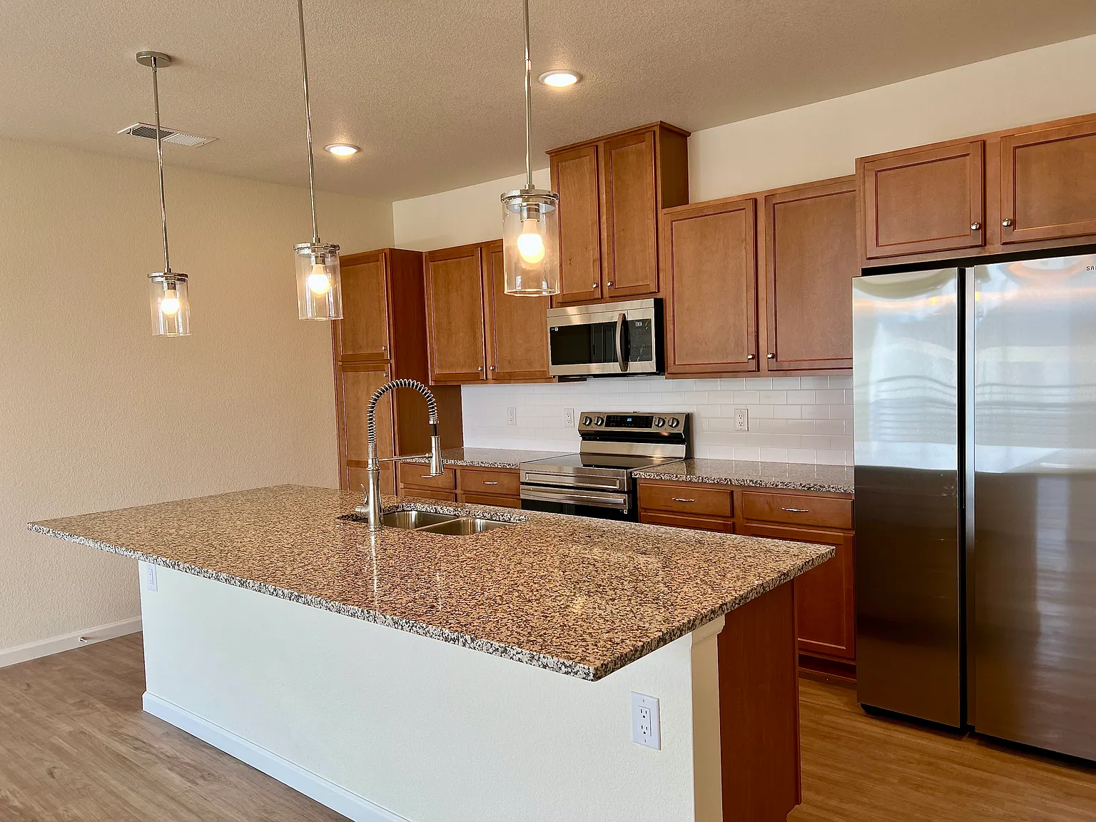 2 bed, 1064 sqft, $2,050 — Photo 3