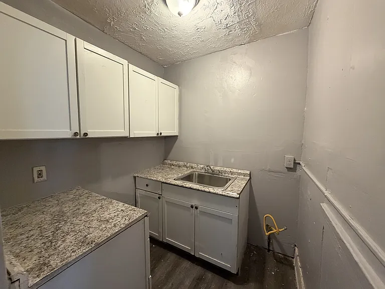 884 Bay St #3 — Photo 6
