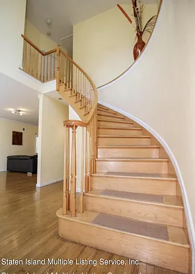 Sold by Remax Edge | media 5