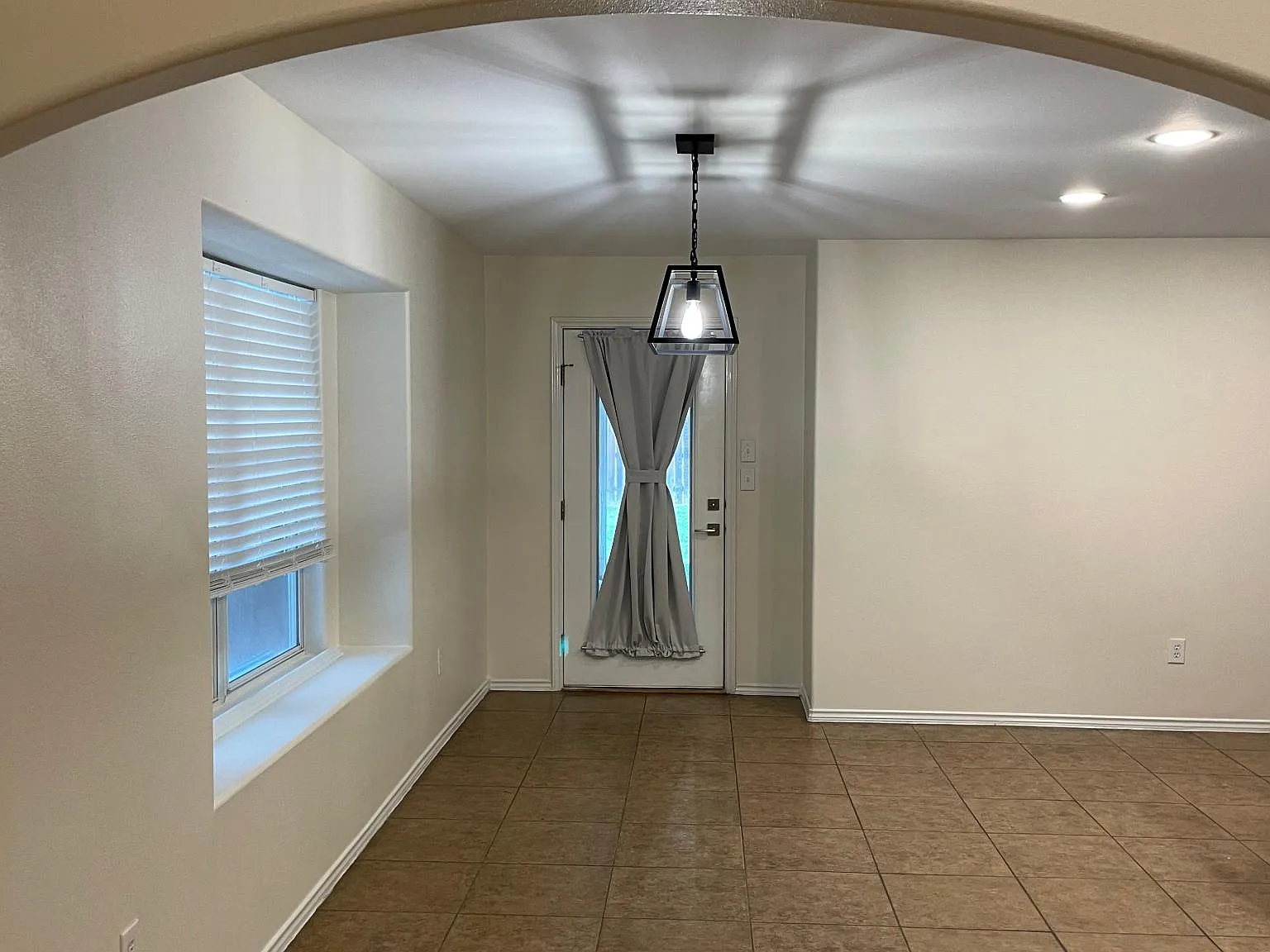 4 bed, 1612 sqft, $2,200 — Photo 3