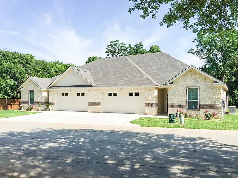 2915 Savannah Ct — Photo 1