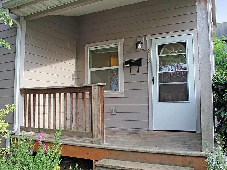 812 N Dekum St — Photo 2