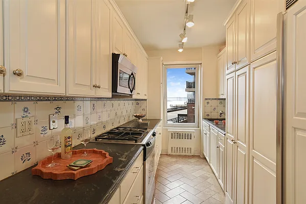 Sold by Corcoran | media 14