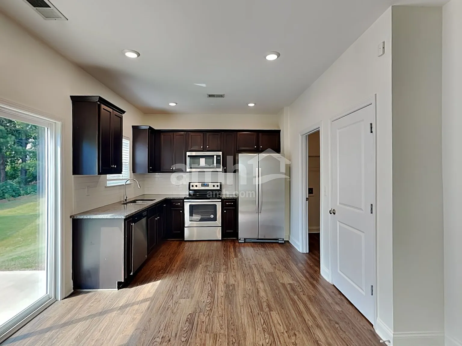 3 bed, 2.5 bath, 1420 sqft, $1,990 — Photo 3