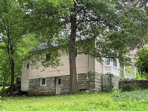 2 bed, 1.0 bath, 6399 sqft, $2,400 — Photo 2