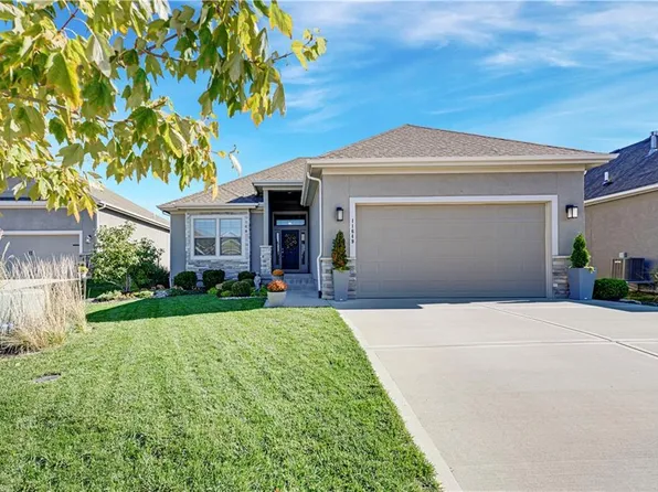 11649 S Deer Run St, Olathe, KS 66061