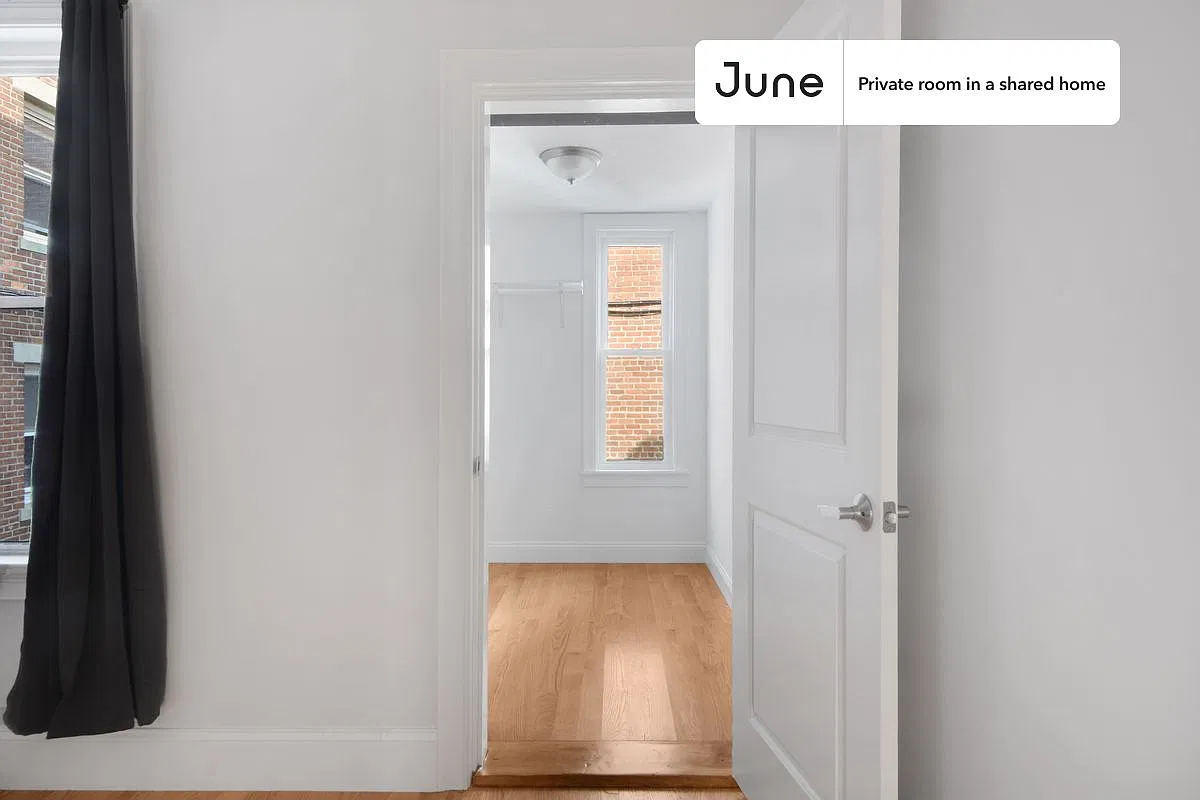 Queen bedroom in 5 bed/2 bath home in Allston #680 B — Photo 4