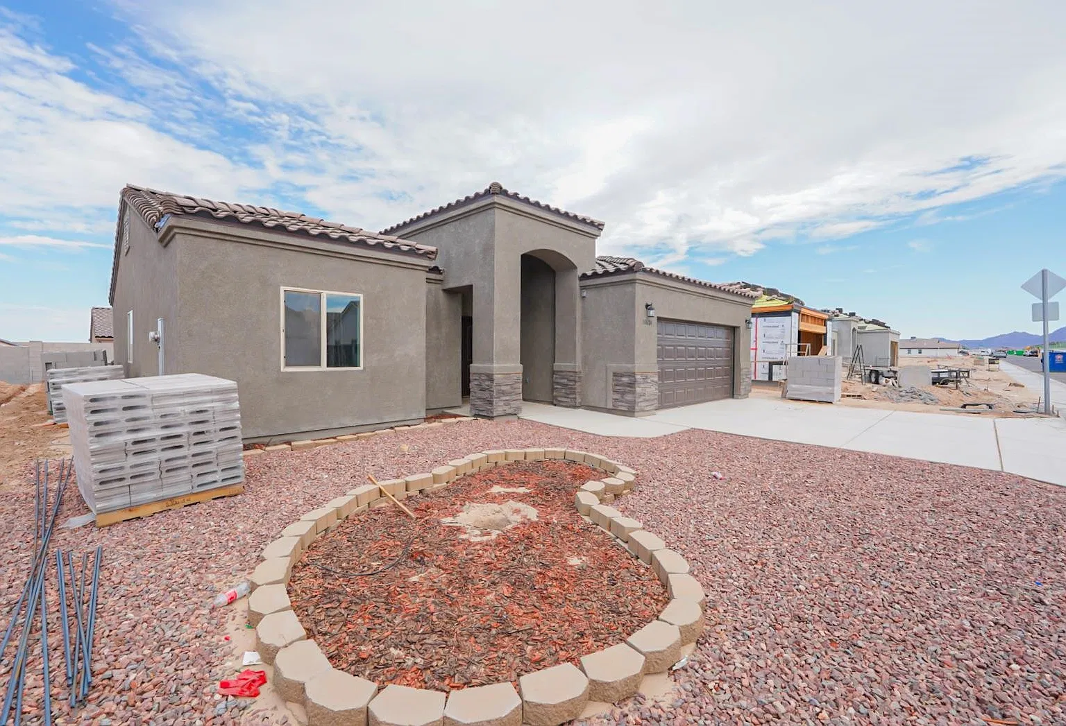 4 bed, 2.0 bath, 1640 sqft, $1,900 — Photo 2