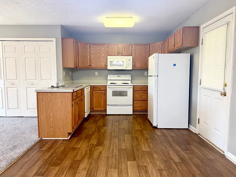 Somerset Court Apartments — Photo 4