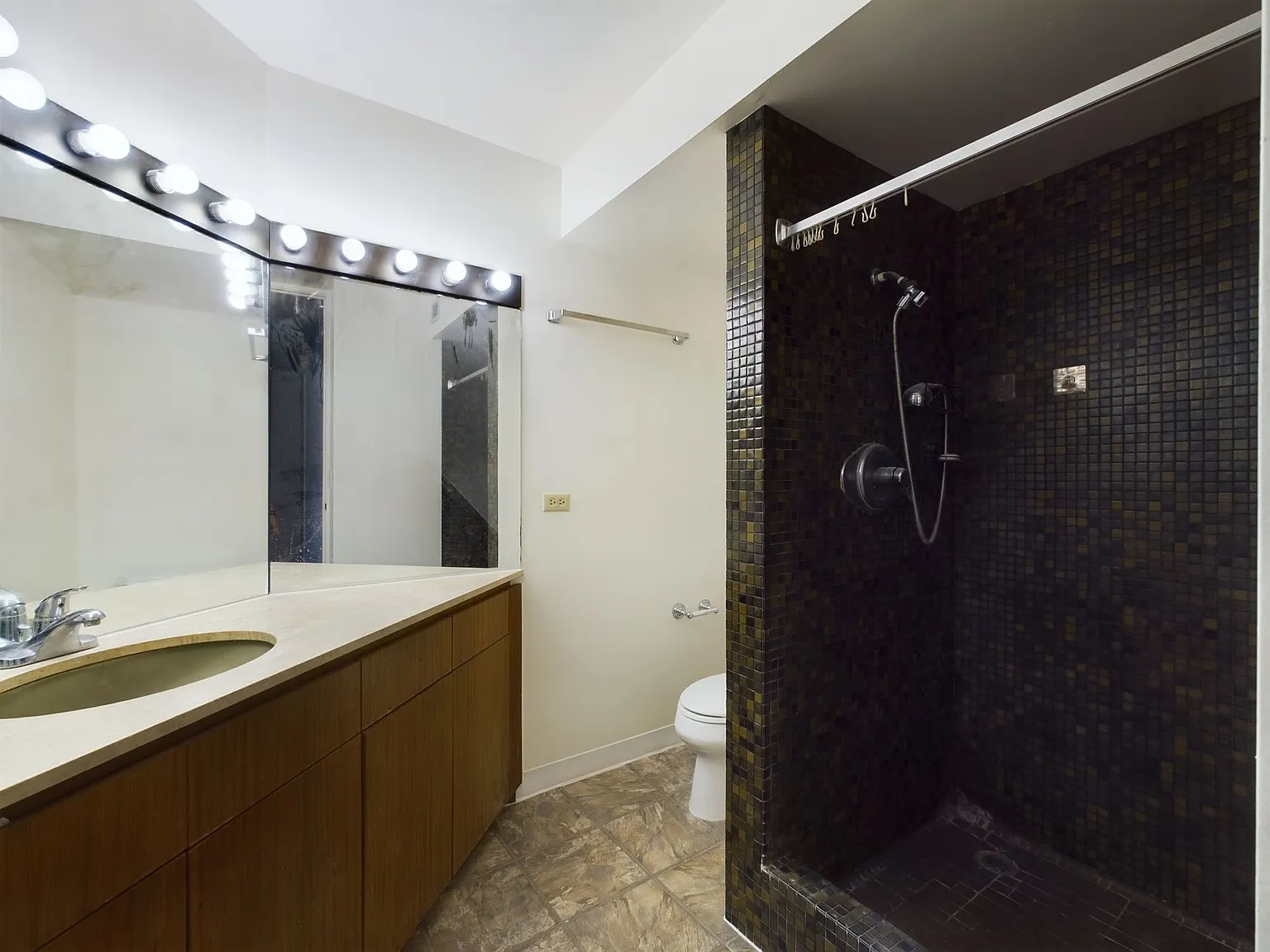 Spacious Condo for Rent with Separate Entry for Home Office or Beauty/Lash Bar! $3300 — Photo 4