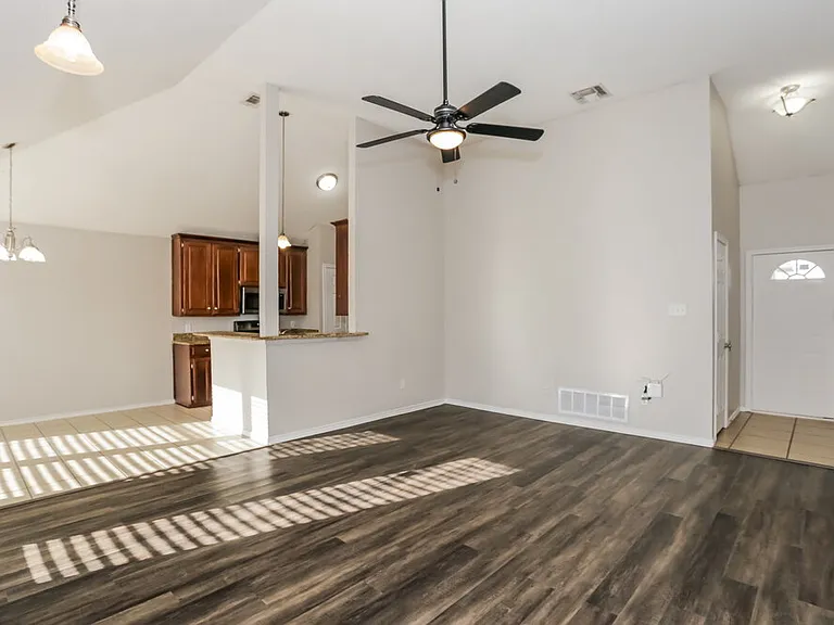 617 Parkview Dr — Photo 5