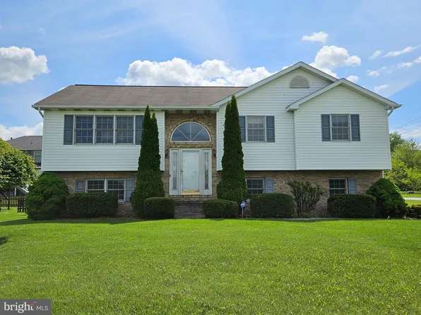 1511 Saint Francis Ln, Altoona, PA 16602