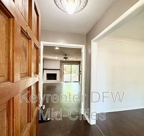 313 Robinhood Dr — Photo 2