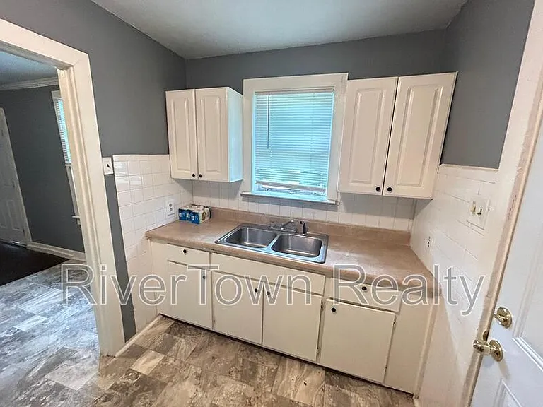 2718 Windsor Pkwy — Photo 5