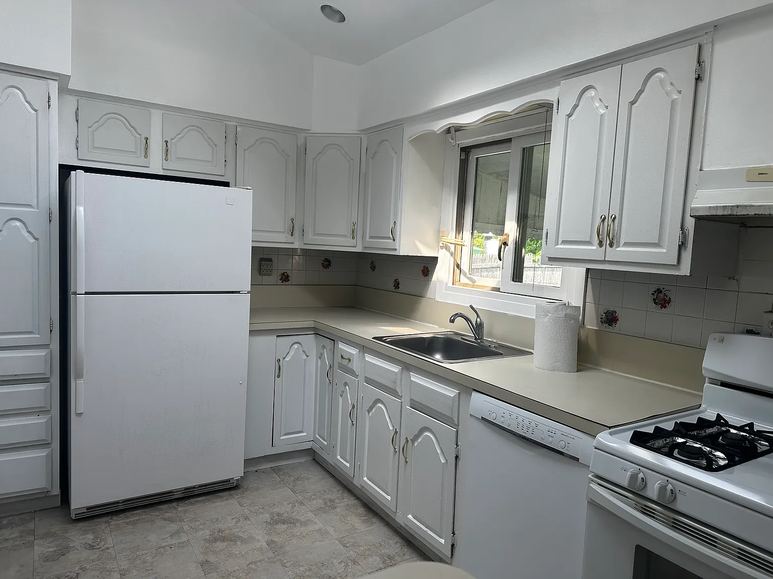 3 bed, 1176 sqft, $4,150 — Photo 1