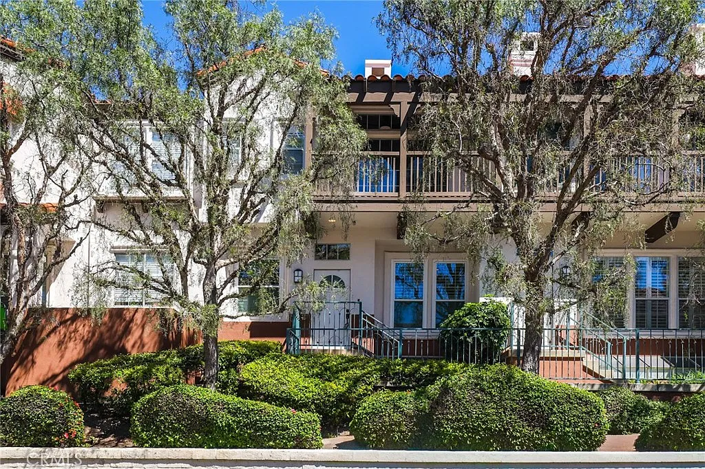 3 bed, 2.5 bath, 1724 sqft, $4,300 — Photo 1