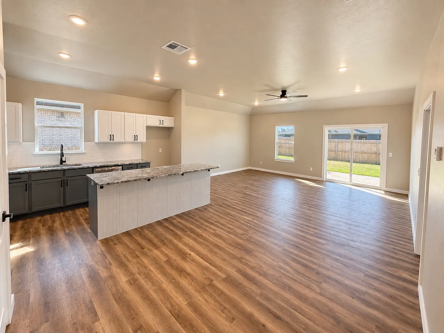 5 bed, 2.5 bath, 1943 sqft, $2,200 — Photo 3